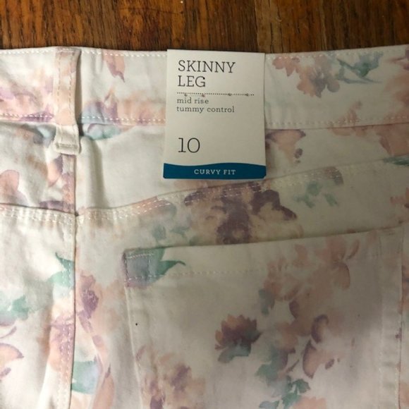 Style & Co Curvy Skinny Leg Cream Floral  Jeans - Picture 3 of 5